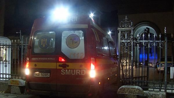 Băiat de 14 ani, căzut de la etajul 3 al unui bloc din București. Un preot l-a găsit în curtea unei biserici