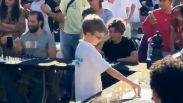 Campion mondial la 9 ani. Luca a jucat un meci simultan de șah cu 12 oponenți, la un festival de la Marseille