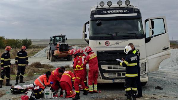 Un şofer de basculantă a murit electrocutat, după ce a atins un fir de înaltă tensiune, în Constanţa
