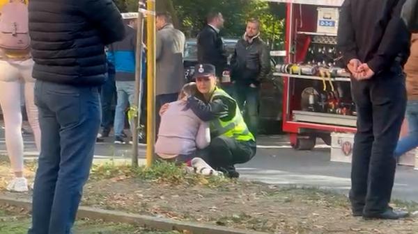 Scene tulburătoare după explozia din Rahova: mama gravidei moarte, consolată de un psiholog. Şi fiul e rănit