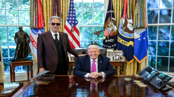 Andrea Bocelli, recital surpriză pentru Donald Trump. Tenorul a cântat în Biroul Oval; momentul, filmat