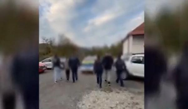 Adolescent de 17 ani, bătut cu sălbăticie de doi tineri, în Hunedoara. Au continuat şi după ce nu a mai mişcat