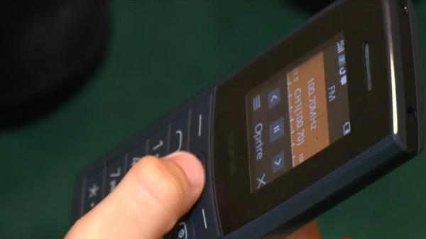 Au camere ca acum 20 de ani, dar sunt la mare căutare. De ce tot mai mulți copii primesc telefoane cu butoane