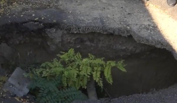 Asfalt surpat lângă o țeavă de gaze, la Galați. Localnicii se tem că ar putea exploda oricând