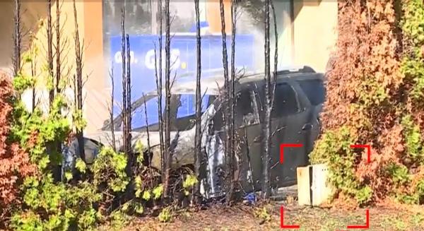 Două maşini au luat foc în Pipera, la câțiva pași de o conductă de gaz. Zeci de locatari, scoși din case