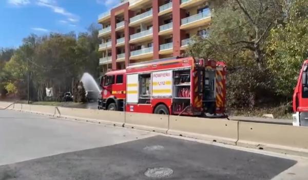Incendiu în Pipera: 2 maşini au ars, iar flăcările s-au extins la o conductă de gaze. 40 de persoane, evacuate