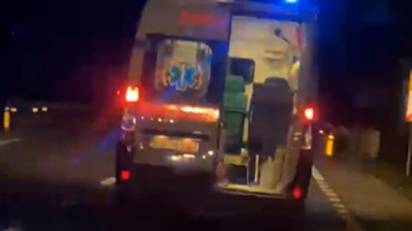 Momentul în care o ambulanță este surprinsă mergând cu ușa deschisă, în timpul unei misiuni în Bistrița-Năsăud
