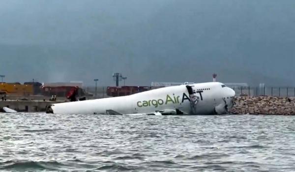 Accident pe aeroportul din Hong Kong. Un avion cargo a ieşit de pe pistă şi a căzut în mare. 2 oameni au murit
