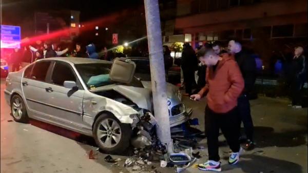 Carambol cu cinci maşini pe un bulevard din Craiova. Trei oameni au ajuns la spital