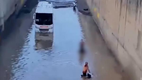 Salvată în ultima clipă. Femeie în scaun cu rotile, extrasă dintr-un pasaj inundat în Turcia