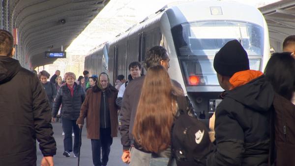 Criza trenurilor CFR anulate, rezolvată după achitarea parţială a datoriei. 15 ore de haos pentru călători