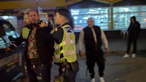 Scandal în fața unui magazin din Vaslui. Bărbat agresiv, imobilizat cu spray lacrimogen. Au intervenit mascaţi