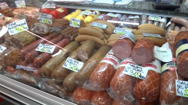 Rezultate îngrijorătoare ale unui studiu despre cele mai vândute mezeluri. 120 de E-uri la un platou