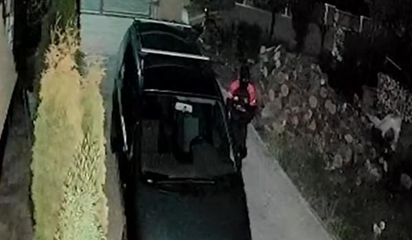 Val de spargeri în Dej. Poliţiştii caută un individ mascat, surprins de camerele de supraveghere