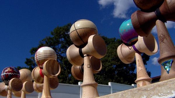 Kendama, jucărie sau pericol. Mai multe şcoli propun să fie interzisă cât timp elevii sunt la cursuri