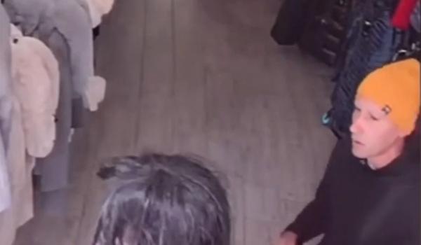 Hoţii schimbă strategia. Momentul în care un buzoian goleşte casa de marcat în câteva minute, în plină zi