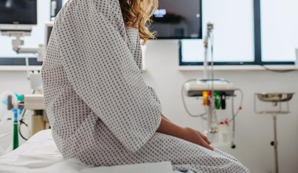 O fată de 13 ani a ajuns la spital, după un avort spontan. Iubitul ei de 19 ani a fost arestat