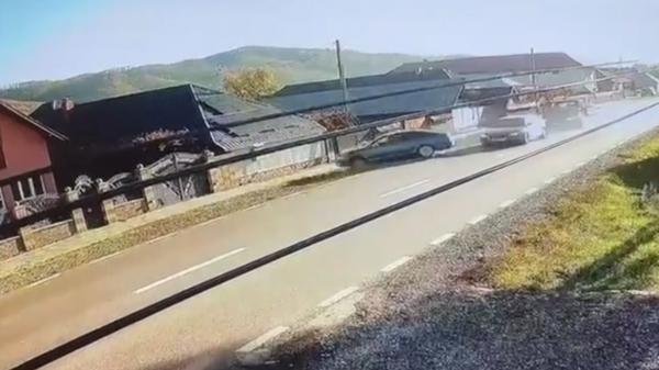 Momentul când un şofer a agăţat o maşină şi a aruncat-o într-un gard încercând să facă o depăşire, în Neamţ