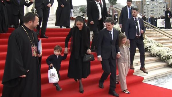 Fiul lui Nicușor Dan a stârnit zâmbetul enoriașilor, cu trăistuța sa, la plecarea de la Catedrala Naţională