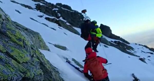 Doi turiști au murit, după ce au căzut sute de metri pe o pantă în Munții Făgăraș. Un al treilea a fost salvat