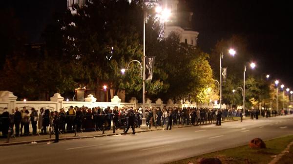 Prima noapte de pelerinaj la Catedrala Naţională. Mii de oameni au admirat construcţia impresionantă