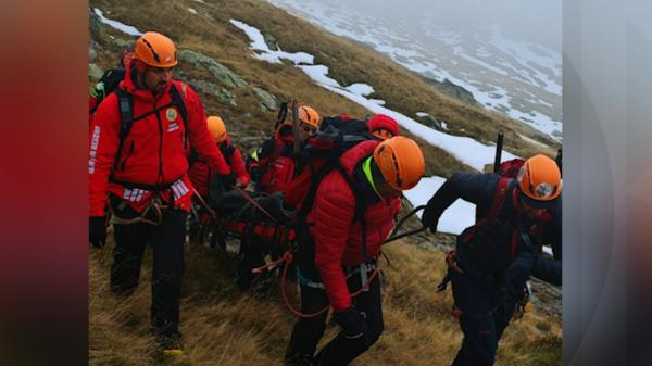 Doi dintre turiştii morţi în Munţii Făgăraş erau poliţişti. Au alunecat sute de metri într-o râpă