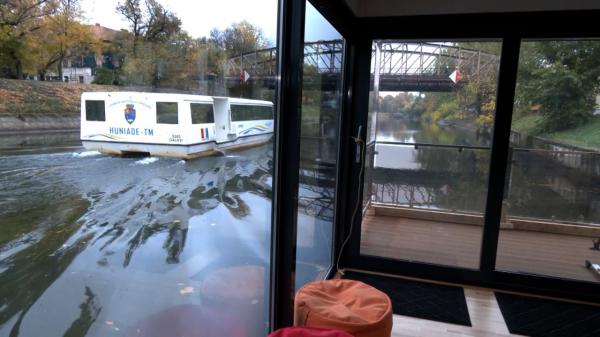 Cabana aproape îngropată sau casa plutitoare: Cum arată cele mai neobișnuite cazări din România