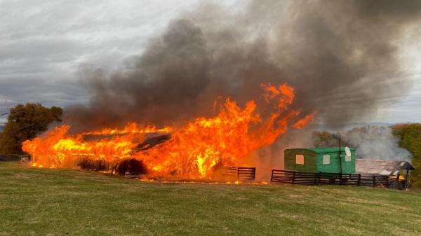 Incendiu devastator în Băicoi. O persoană a fost găsită carbonizată, flăcările au cuprins o casă şi o rulotă