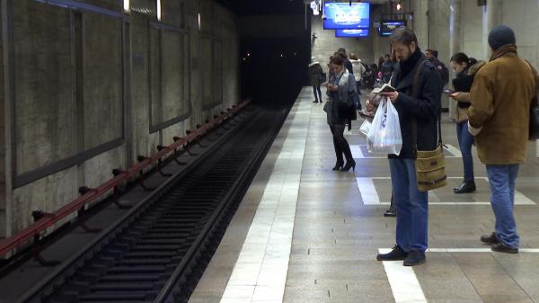 O tânără ia 23.000 € despăgubiri de la Metrorex, după ce s-a împiedicat de o plăcuţă metalică la Universitate