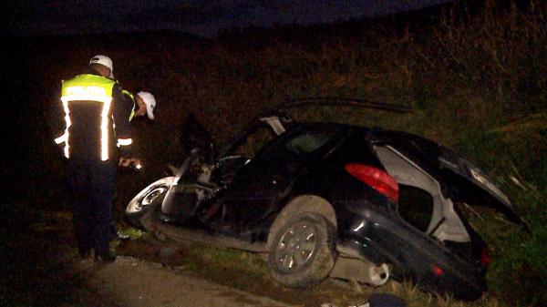 A sfârșit tragic, între fiarele mașinii. Șoferul pierduse controlul volanului și a intrat într-un autobuz