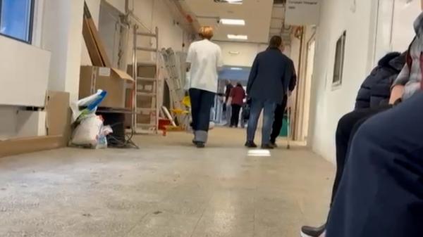 Spitalul "Sf. Ioan" din Capitală a devenit un mare şantier. Pacienţii sunt revoltaţi: "Cade pe oameni"