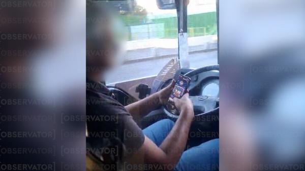 Şofer STB, surprins când joacă la păcănele în timp ce conduce autobuzul