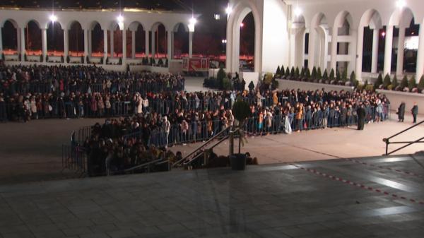 Cozi de peste 12 ore la Catedrala Națională. Pelerinii extenuați: "Şi-au bătut joc, pur şi simplu joc de lume"