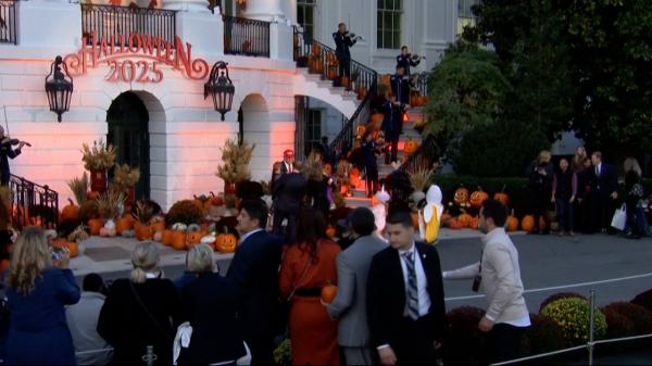 Halloween 2025. Cele mai inedite costume purtate de români la "petrecerile-monstru" din Capitală