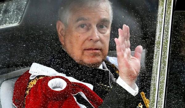 Noi acuzaţii la adresa prinţului Andrew. Ar fi adus 40 de prostituate la hotel, pe bani publici, în Thailanda