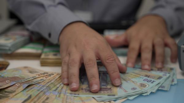 Inspector ANAF reținut, alții sub control judiciar, pentru mită și trafic de influență