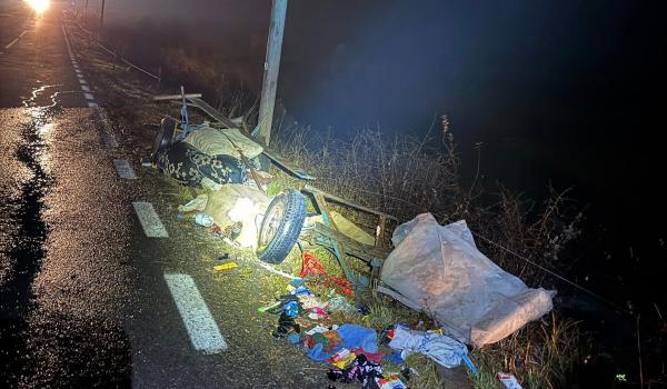 Momentul în care o căruţă cu patru copii este spulberată de o maşină. Un bebeluş a murit