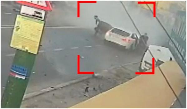 Momentul în care un poliţist, băut la volan, face zob două maşini parcate în Constanţa. Se întorcea de la club