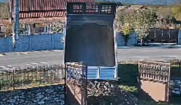 Conflict între vecini în Gorj: un bărbat a vărsat o remorcă de nisip în faţa curţii rivalului