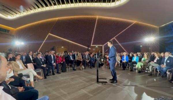 Cătălin Drulă şi-a lansat oficial candidatura la Primăria Capitalei. Nicuşor Dan a participat la eveniment