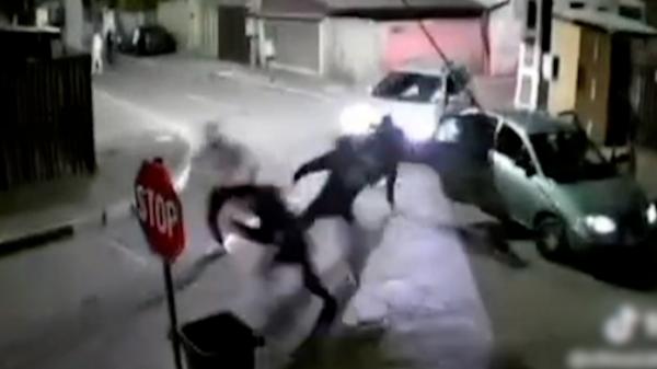 Momentul în care un tânăr este fugărit și lovit cu toporul pe o stradă din Brăila