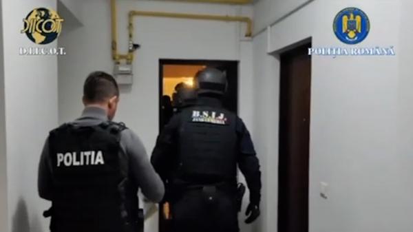 Descinderi la o rețea care ar fi obținut ilegal credite și mașini în leasing. Prejudiciu de peste 7 mil. €