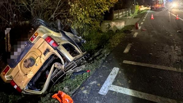 Maşina unui poliţist implicată într-un accident mortal. S-a răsturnat, a rupt o ţeavă de gaze, apoi a luat foc