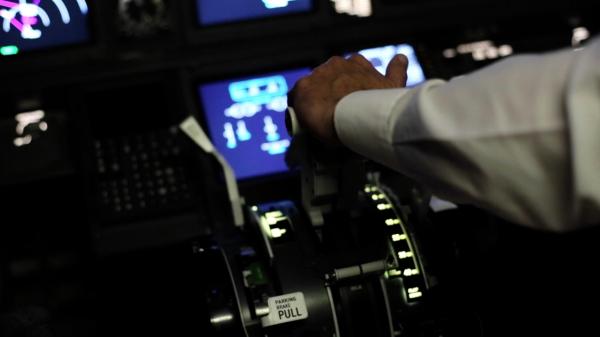 "Este inconştientă". Un comandant Ryan Air a aterizat singur în Cluj, după ce copilotului i s-a făcut rău