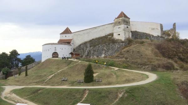 Râșnovul deschide un traseu nou spre cetate. Drumeție cu vedere spre Bucegi și Piatra Craiului