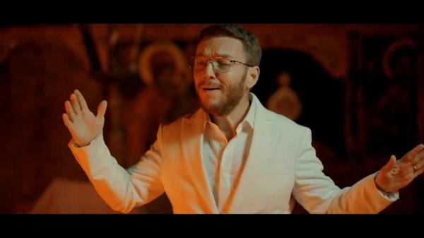 Videoclip de manele în biserica Muzeului Goleşti. Directorul spune că a fost păcălit de Florin Cercel