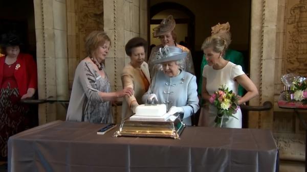 Hainele purtate de Regina Elisabeta a II-a, expuse la Londra în anul în care ar fi împlinit 100 de ani