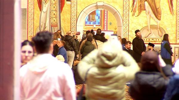 Cozi de 5 ore la Catedrala Naţională, înainte ca Sfântul Altar să fie închis definitiv publicului
