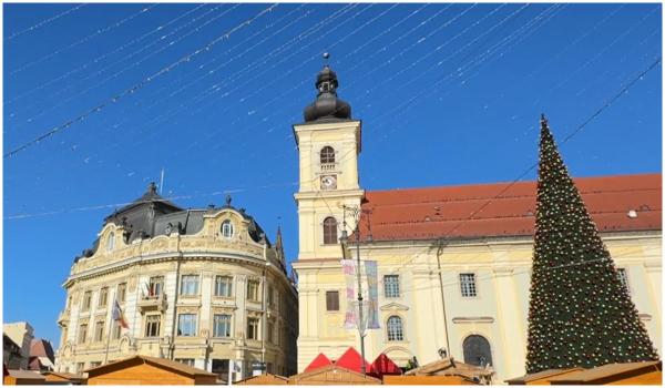 Târgul de Crăciun din Sibiu, pe ultima sută de metri: brad de 24 de metri şi 120 de căsuţe. Când se deschide