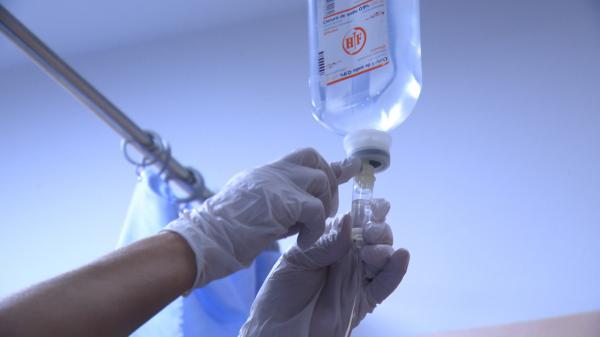 Infectat cu două bacterii, un bărbat de 53 de ani a rămas paralizat. Familia dă spitalele în judecată